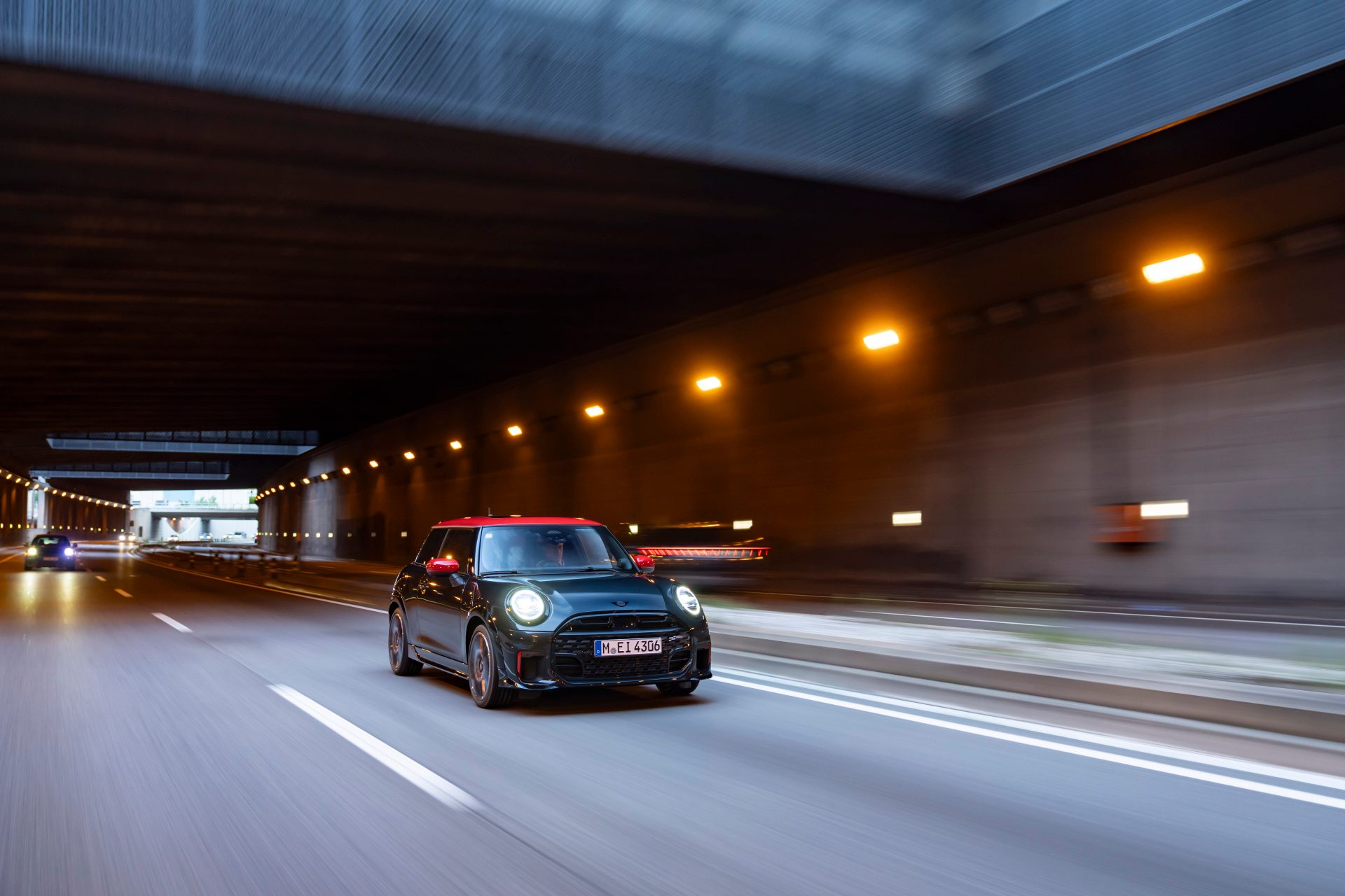 Vysoký výkon s DNA z motoristického športu: Nové modely MINI John Cooper Works Cabrio a MINI John Cooper Works