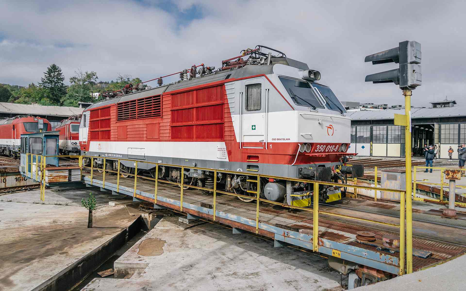 ZSSK sa postupne lúči s legendárnymi rušňami