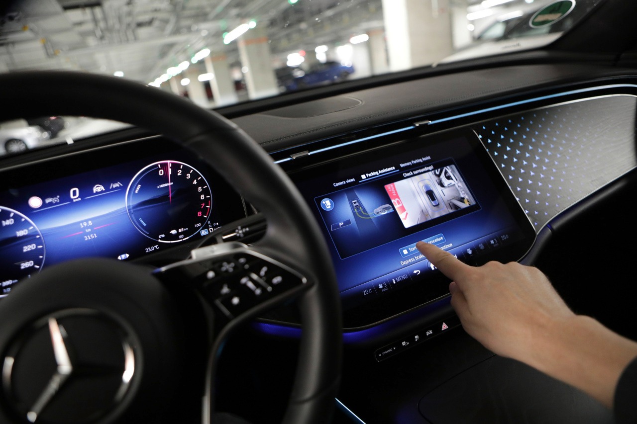Mercedes-Benz vylepšuje automatizované parkovanie
