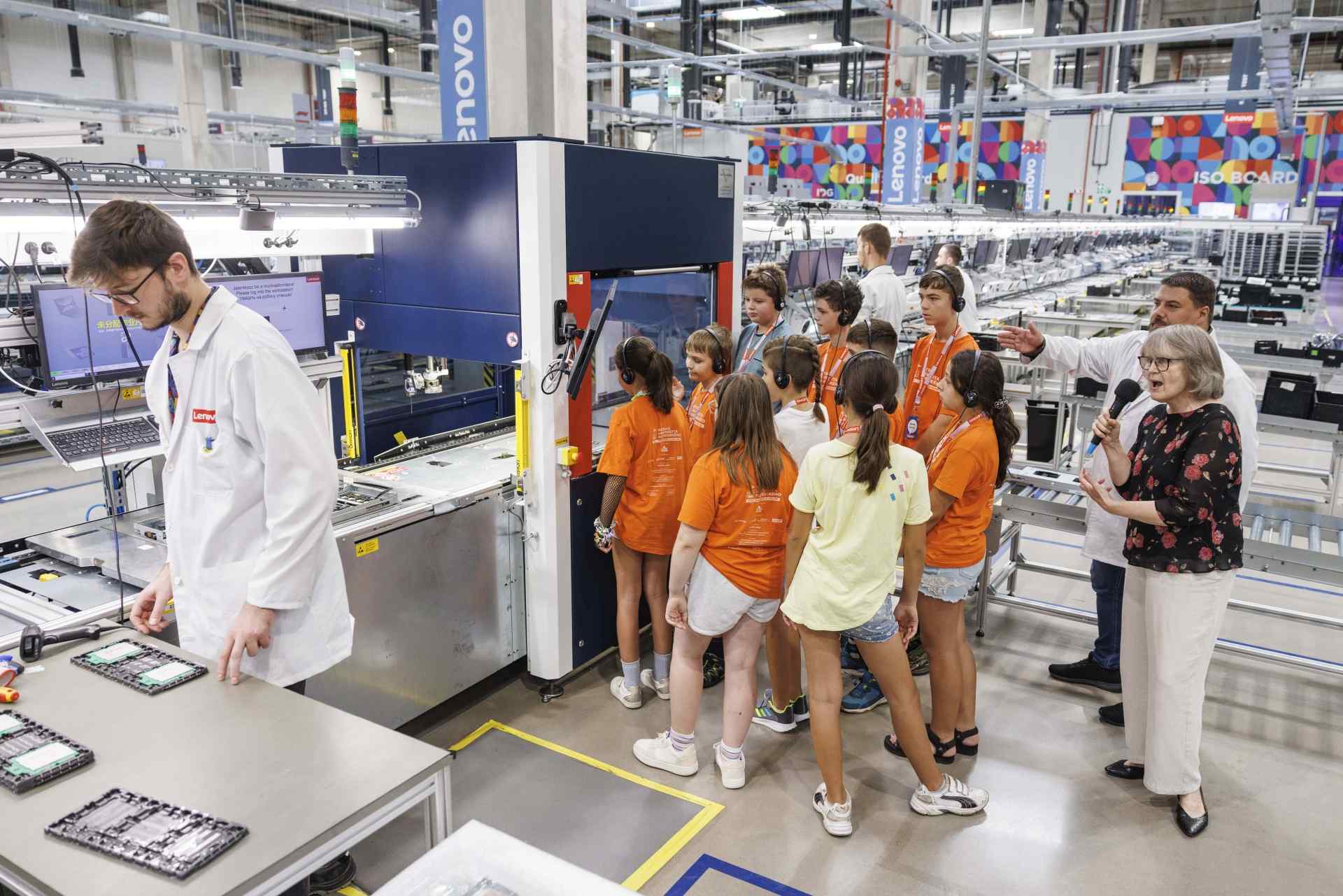 Počítač do vrecka s holografickým zobrazovaním s osobným AI asistentom. Tak si predstavujú počítač budúcnosti deti z generácie Alfa