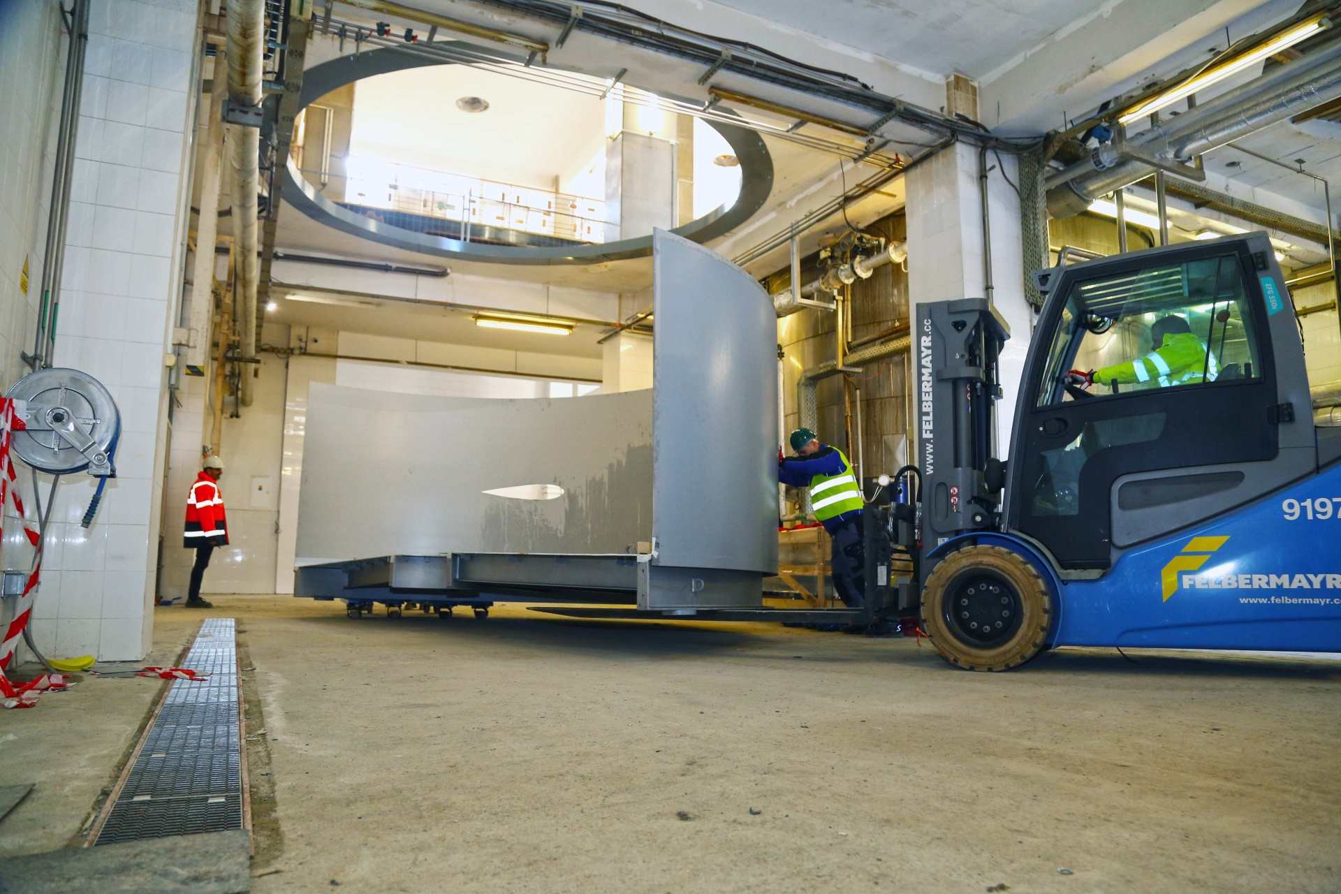 Vo Veľkom Šariši rekonštruujú srdce pivovaru. Na východ dorazili nové obrovské kotly na varenie piva