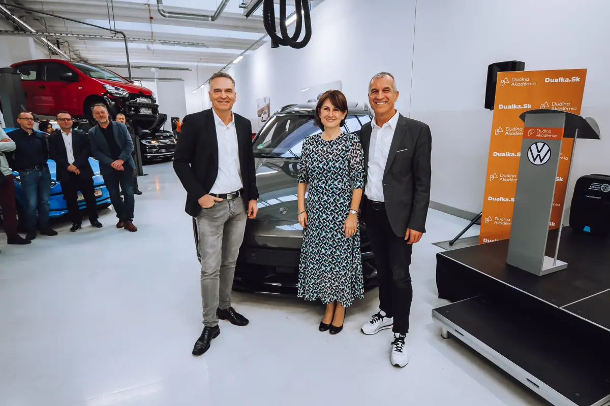 Duálna Akadémia dostala tri automobily. Medzi nimi aj elektrické Porsche Macan – krok k budúcnosti vzdelávania v ére elektromobility
