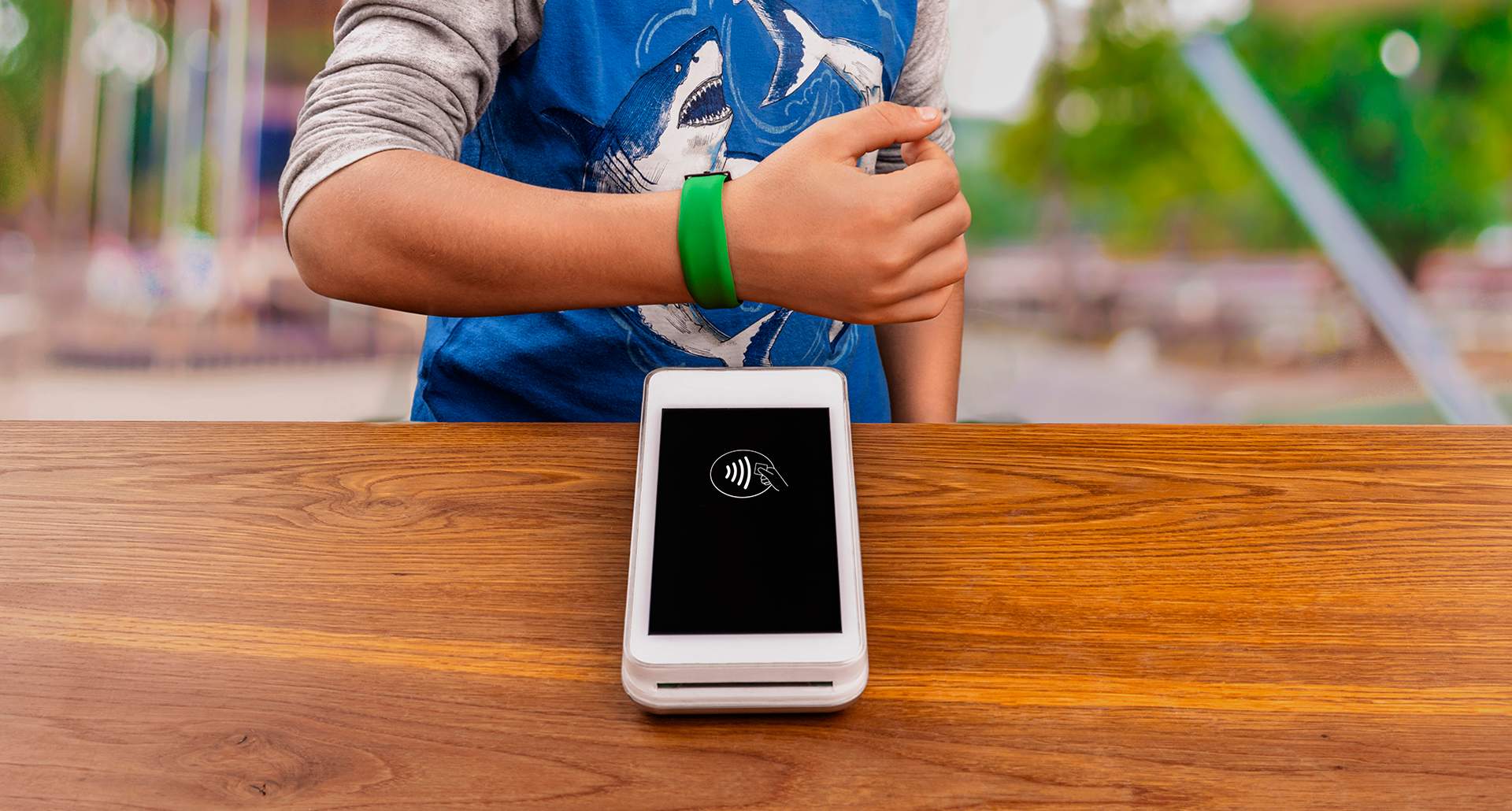 Slováci platia mobilom a hodinkami rovnako často ako plastovou kartou. Mobilné peňaženky postupne nahrádzajú klasické karty