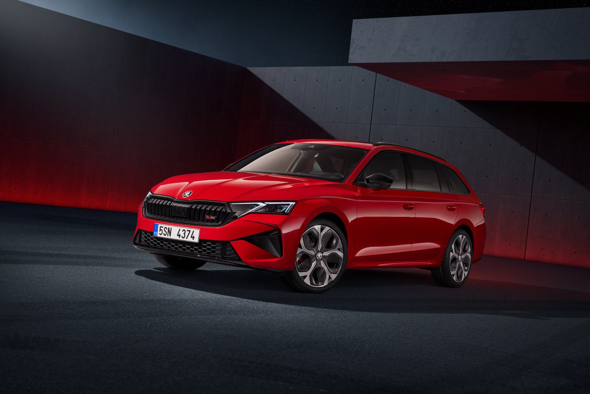 Škoda Octavia Combi RS získala prestížne ocenenie Golden Steering Wheel 2024 v kategórii vozidiel strednej triedy