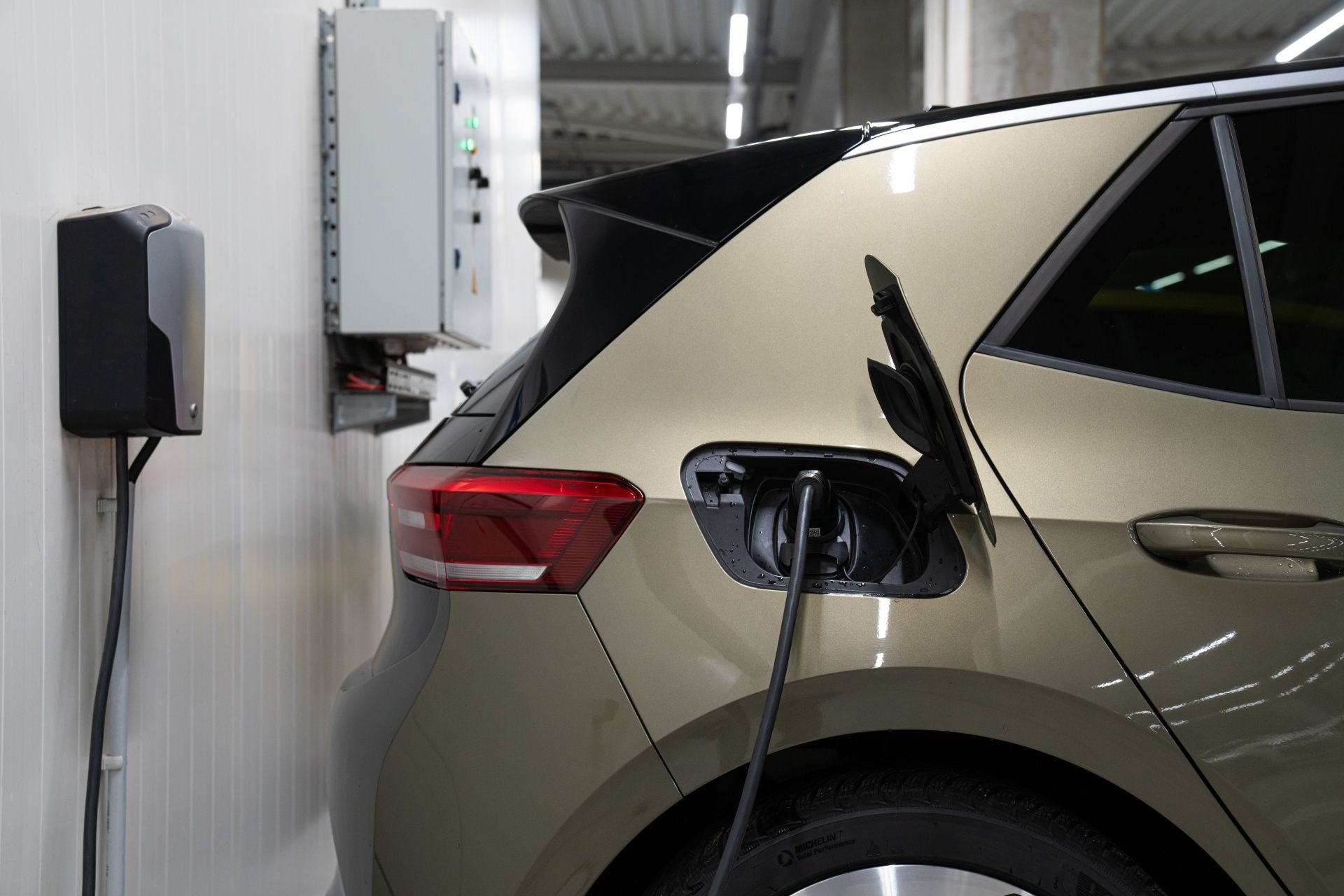 Odborníci zistili, prečo sa elektrické vozidlá predávajú horšie. A nie je to len o cene