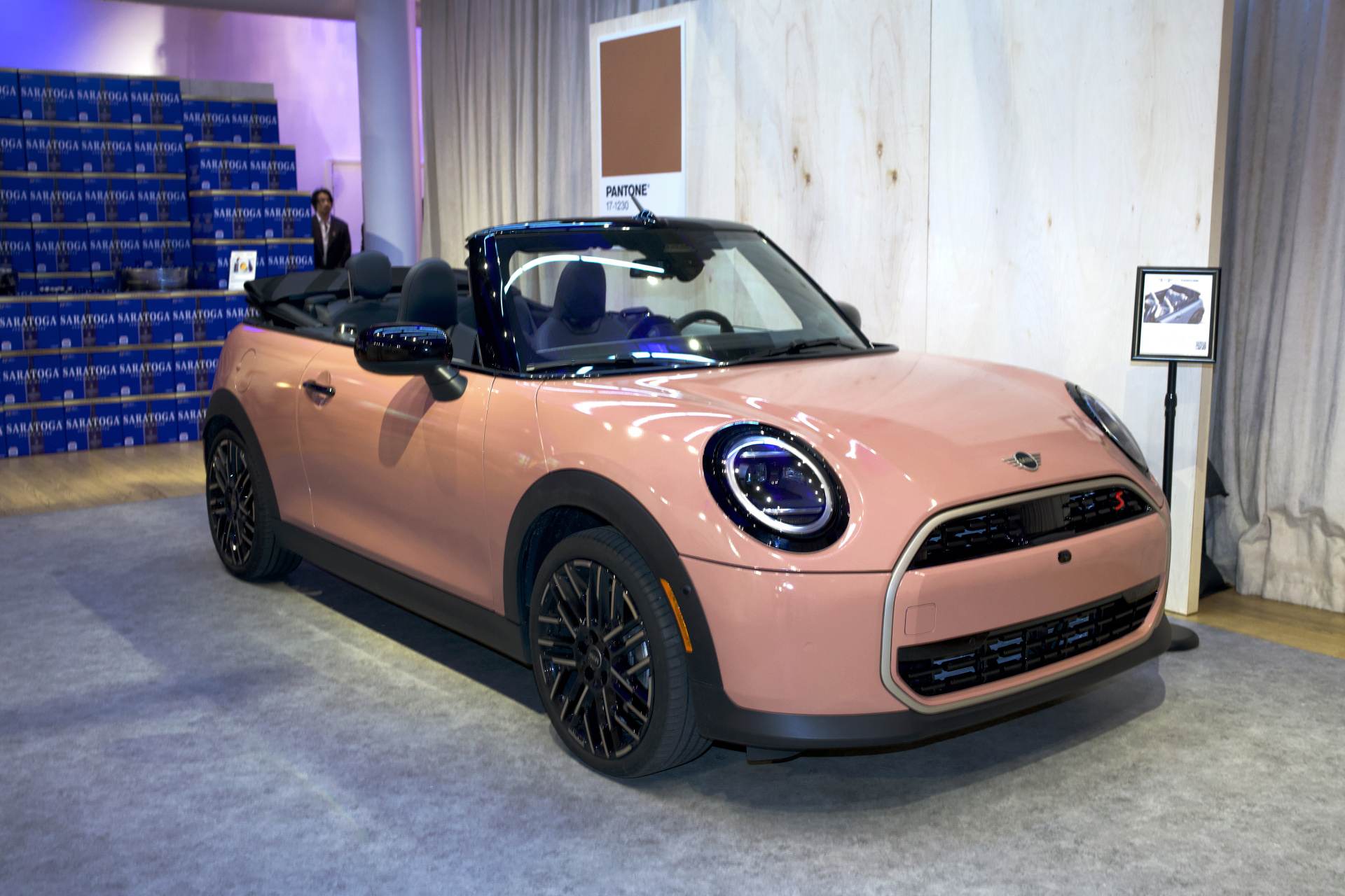 Úplne nové MINI Cabrio vo farbe PANTONE 17-1230 MOCHA MOUSSE oslavuje Pantone farbu roka 2025
