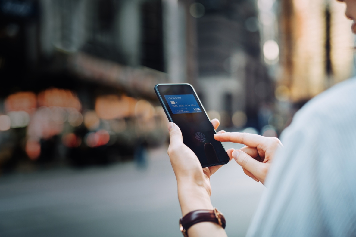 Vianočné nákupy cez mobil: Takmer polovica Slovákov plánuje nakupovať pomocou smartfónu, uvádza Visa