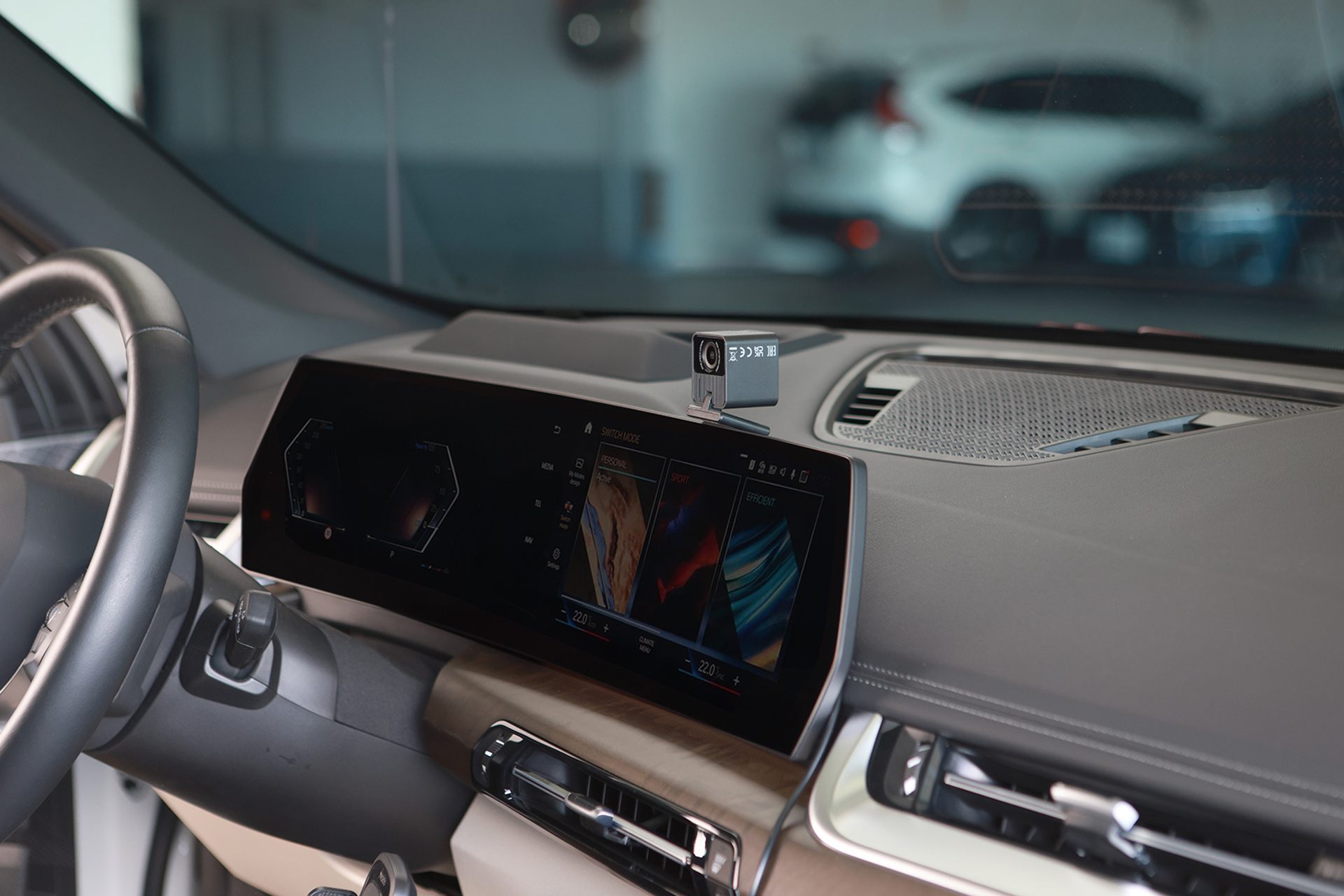 Mio MiVue J20: malá WIFI autokamerka s otáčaním obrazu o 180°a ovládaním cez mobilný telefón