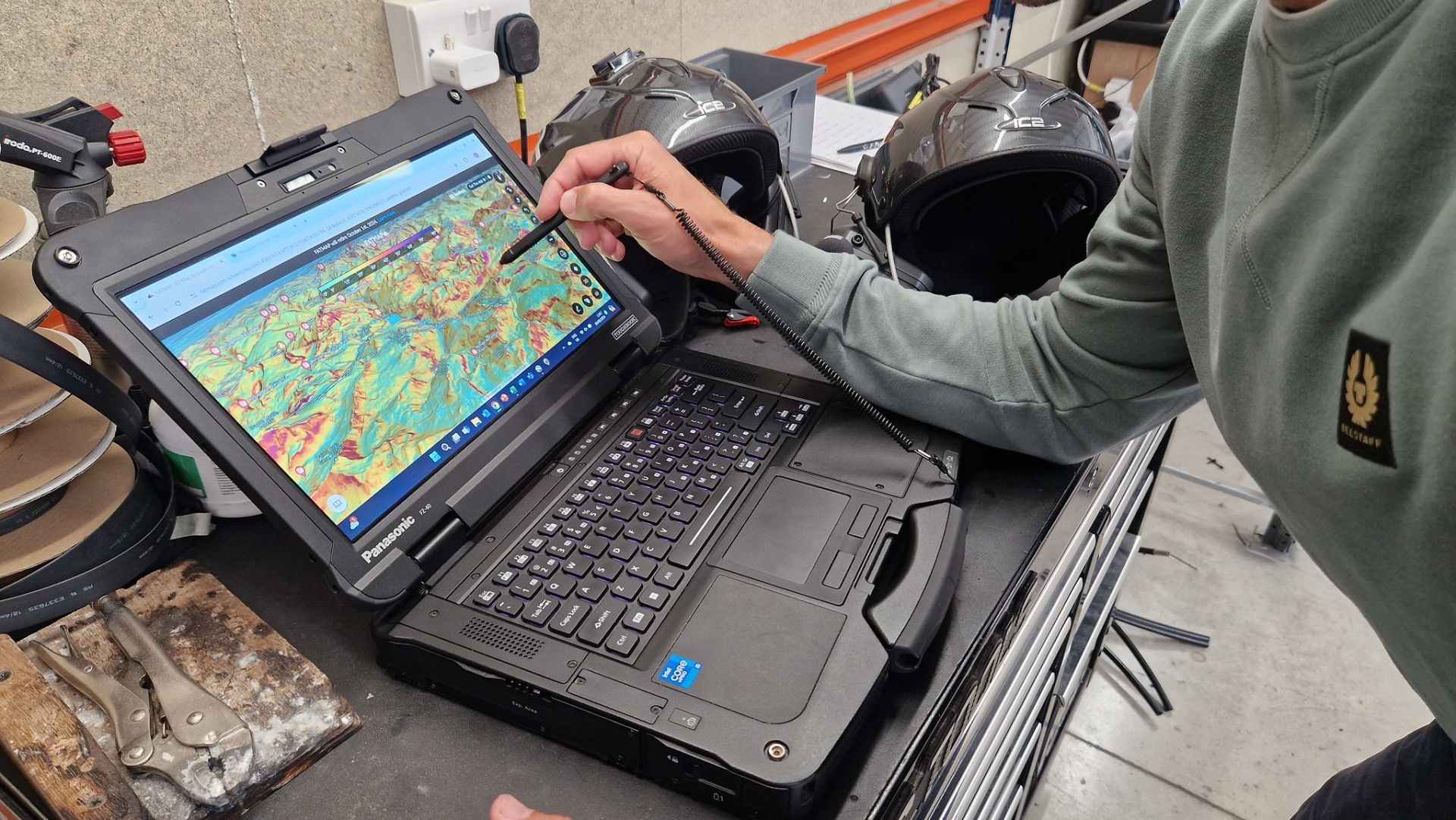 Bratia Turnerovi vyleteli najvyššie s elektrickým tandemovým paraglidom. Pomáhal aj TOUGHBOOK