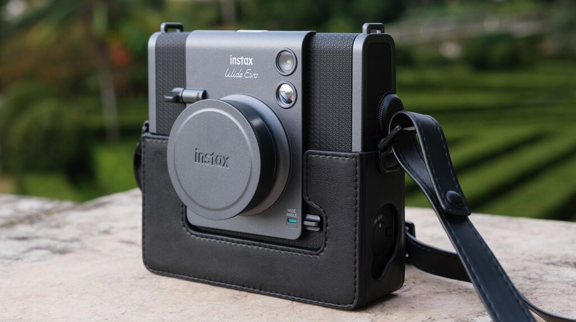 Instantná Evolúcia pokračuje: Fujifilm uvádza hybridný instantný fotoaparát instax WIDE Evo