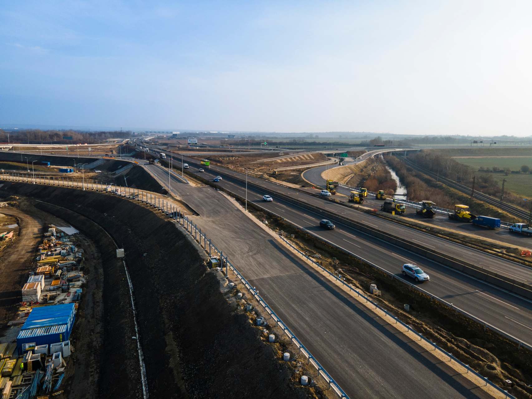Výstavba hlavnej diaľničnej tepny sa dostáva do ďalšej fázy, postupne sa dokončujú náhradné trasy