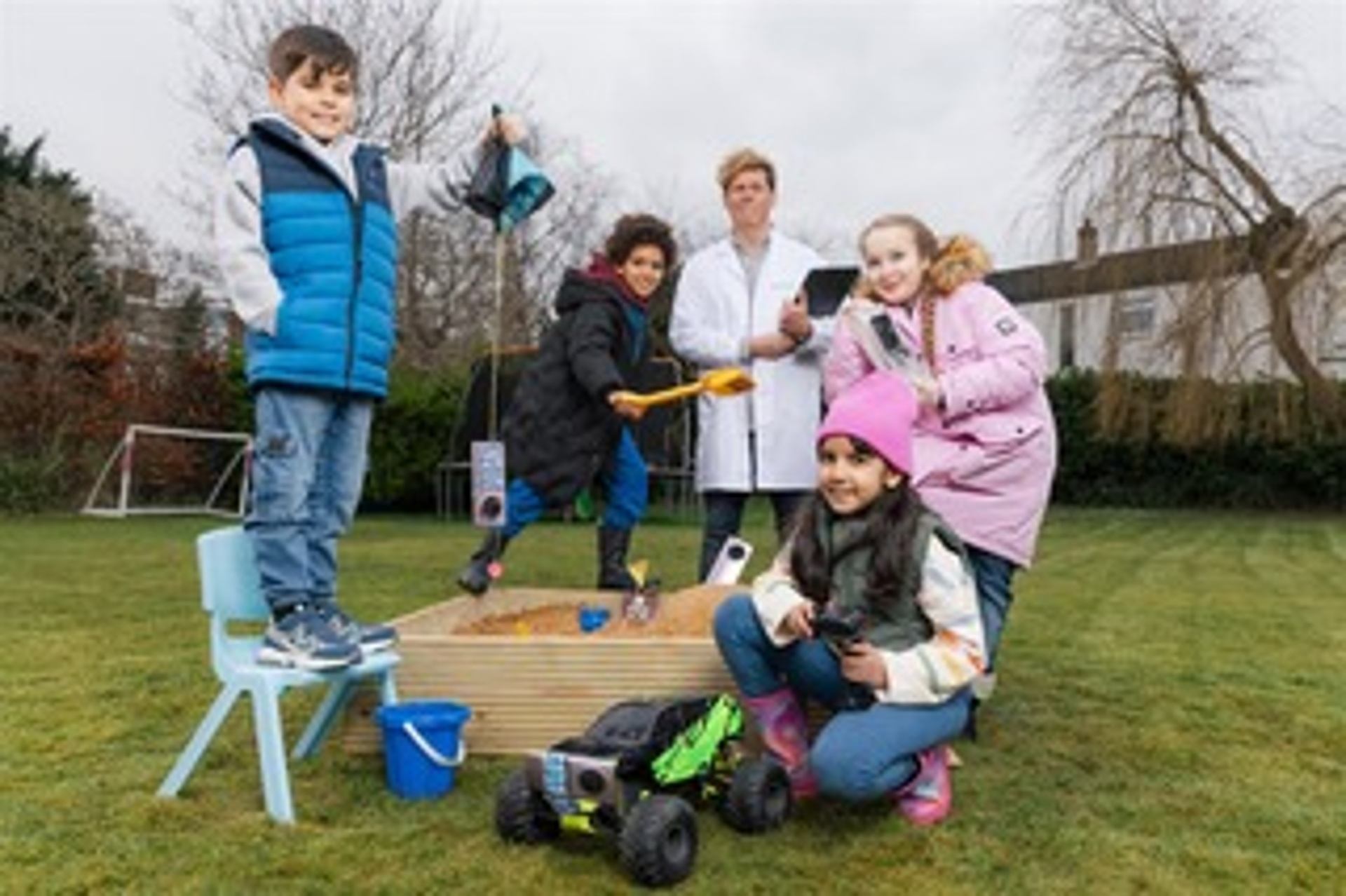 Smartfón vs. deti: Tento prežil pády, piesok aj ľad