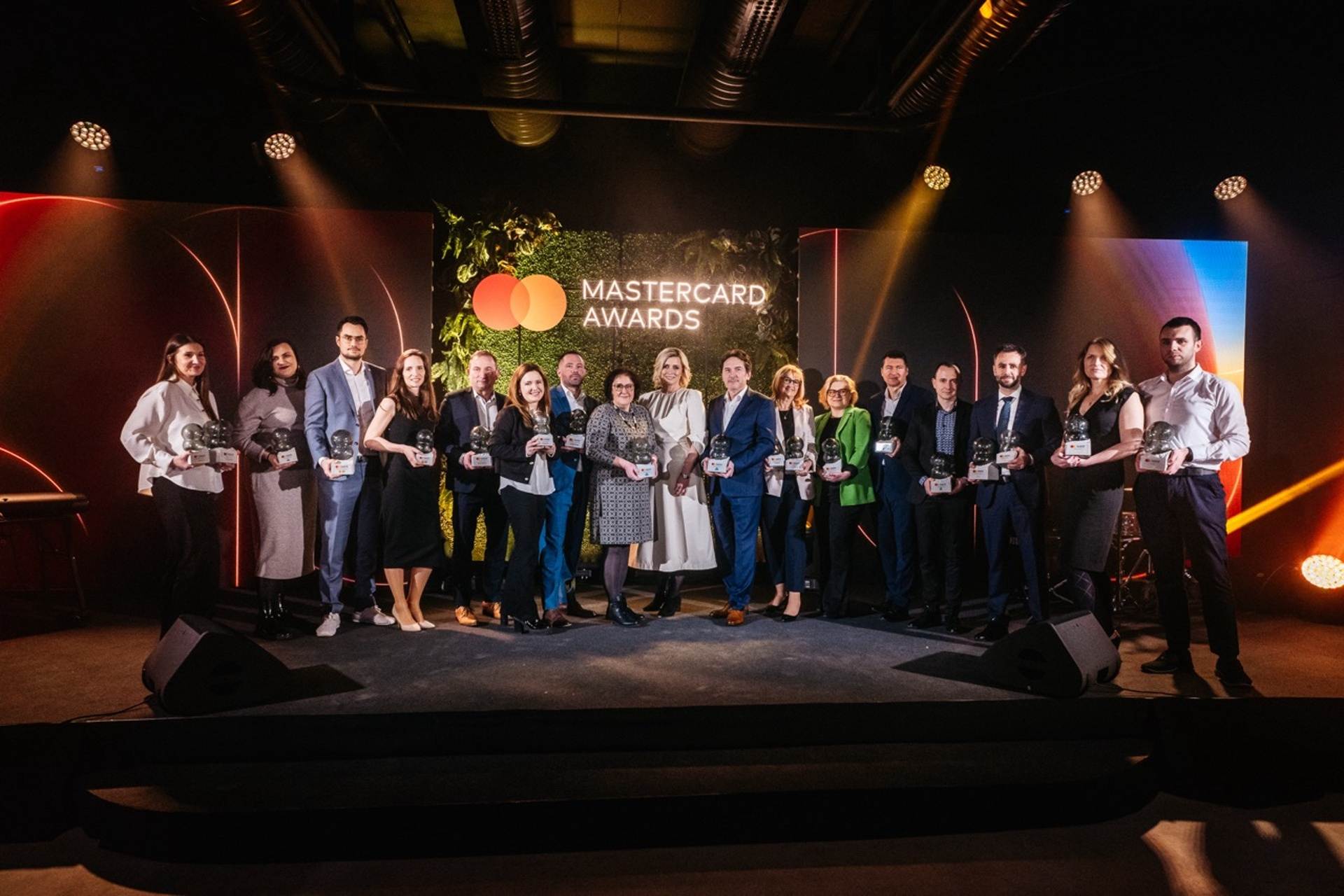 Spoločnosť Mastercard ocenila inovácie a udržateľnosť v slovenskom platobnom sektore. Najviac cien si odniesli ČSOB, UniCredit Bank a VÚB banka