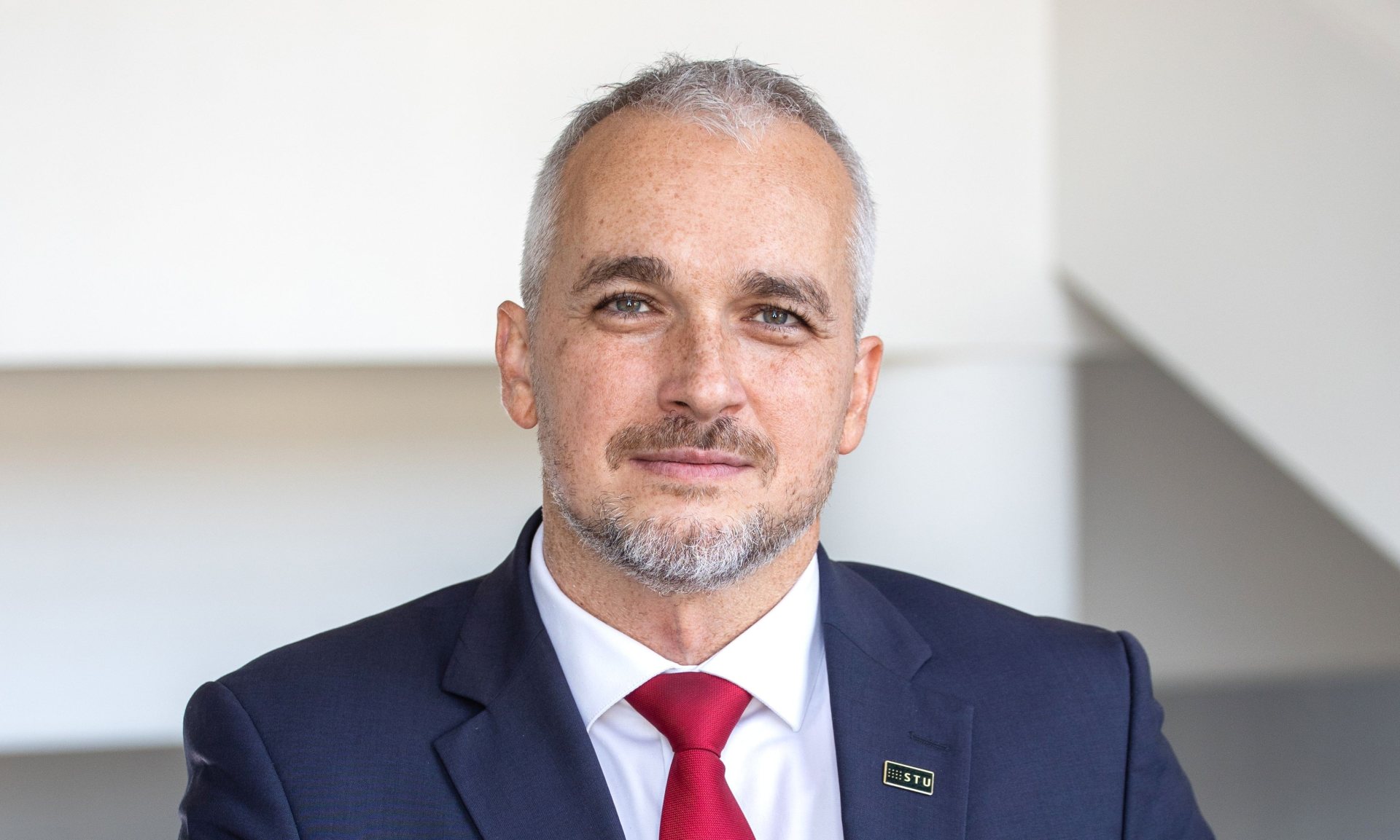 Vedci z STU o kybernetickej bezpečnosti v priemyselných riadiacich systémoch pomocou AI