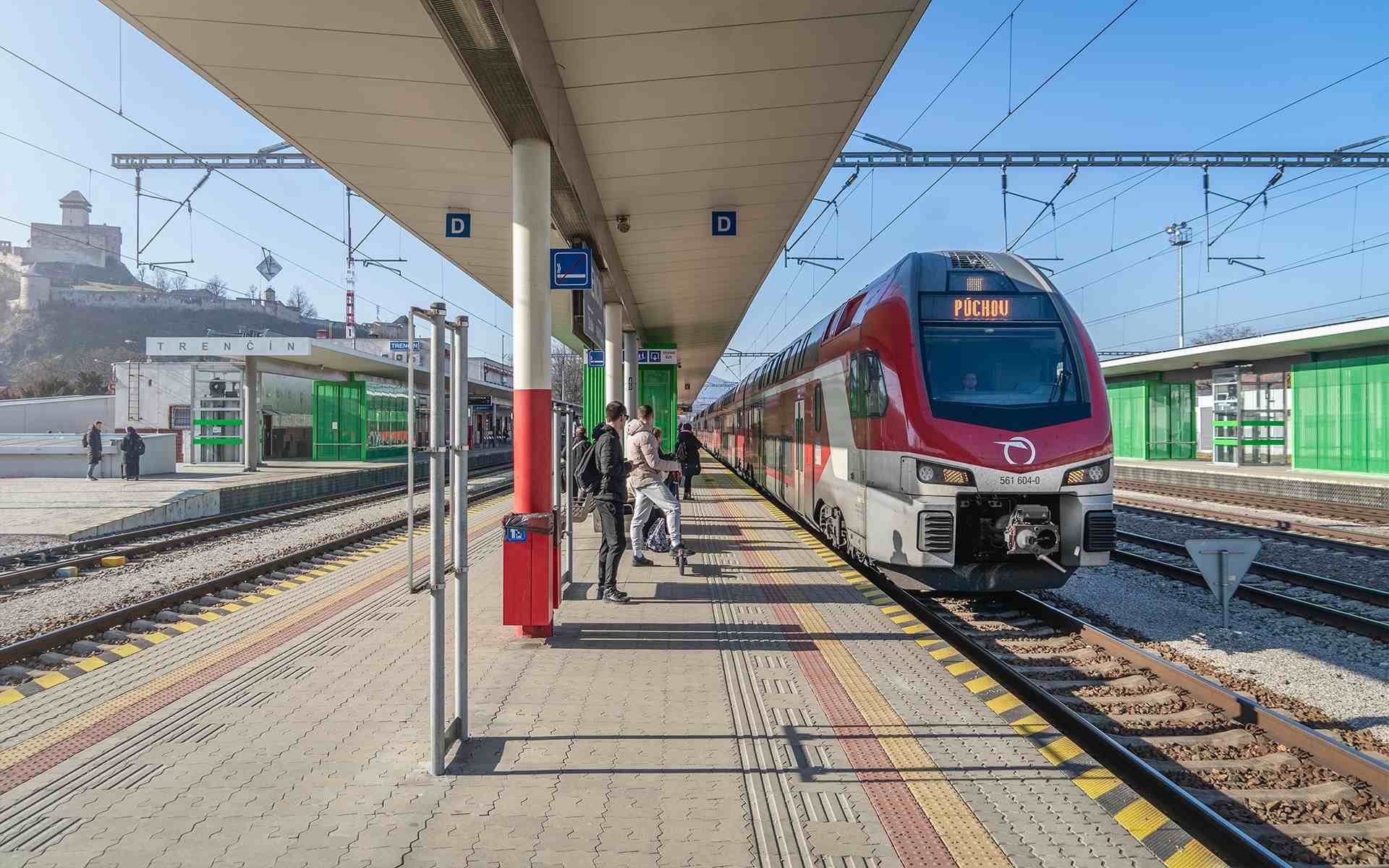 Spokojnosť cestujúcich s vlakmi ZSSK ďalej rastie. Najviac oceňujú spoľahlivosť, presnosť a lepšie informovanie o meškaní