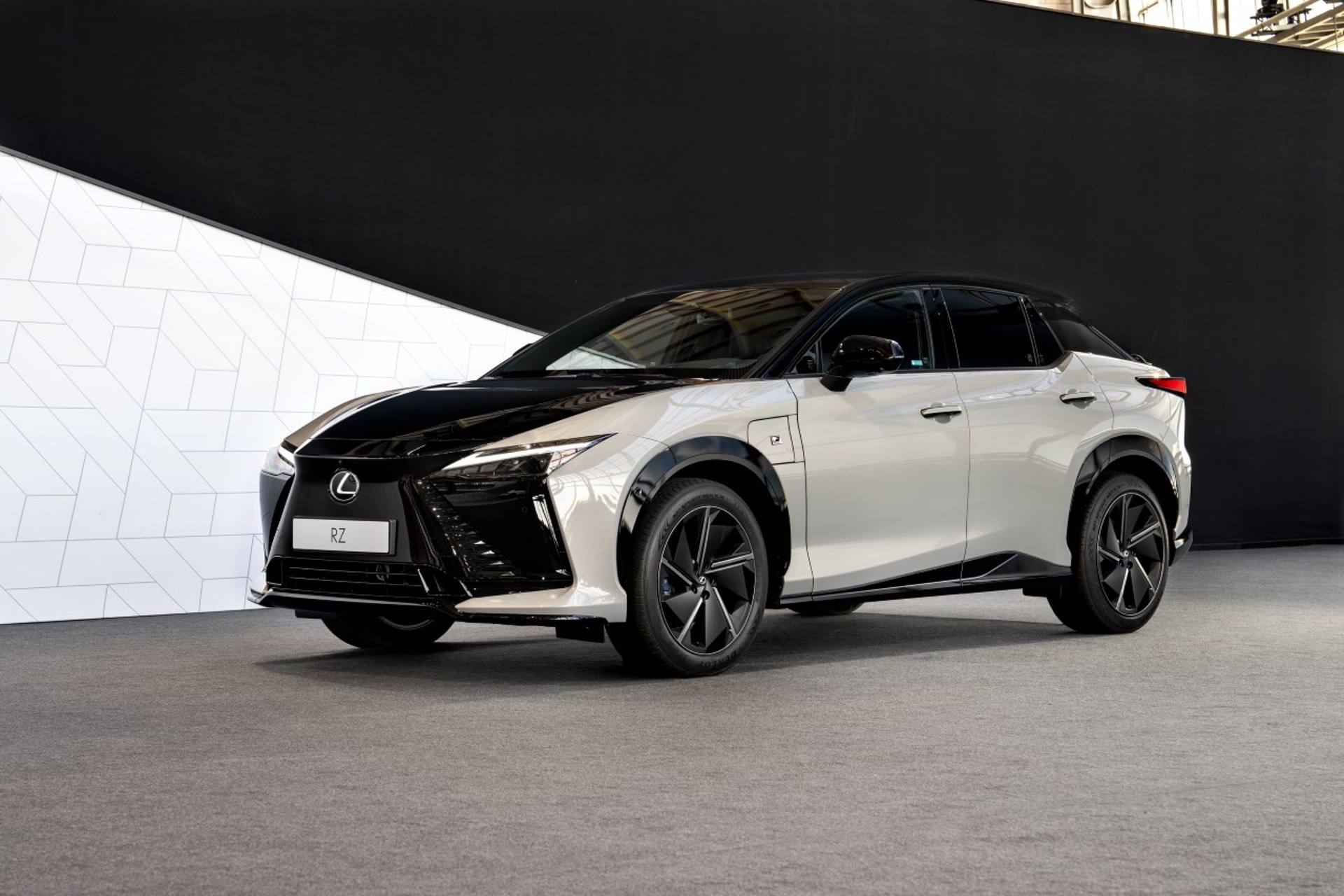Lexus je lídrom  v oblasti inovácií technológií vozidiel BEV, uvádza na trh systém elektronického riadenia a virtuálny systém manuálneho radenia