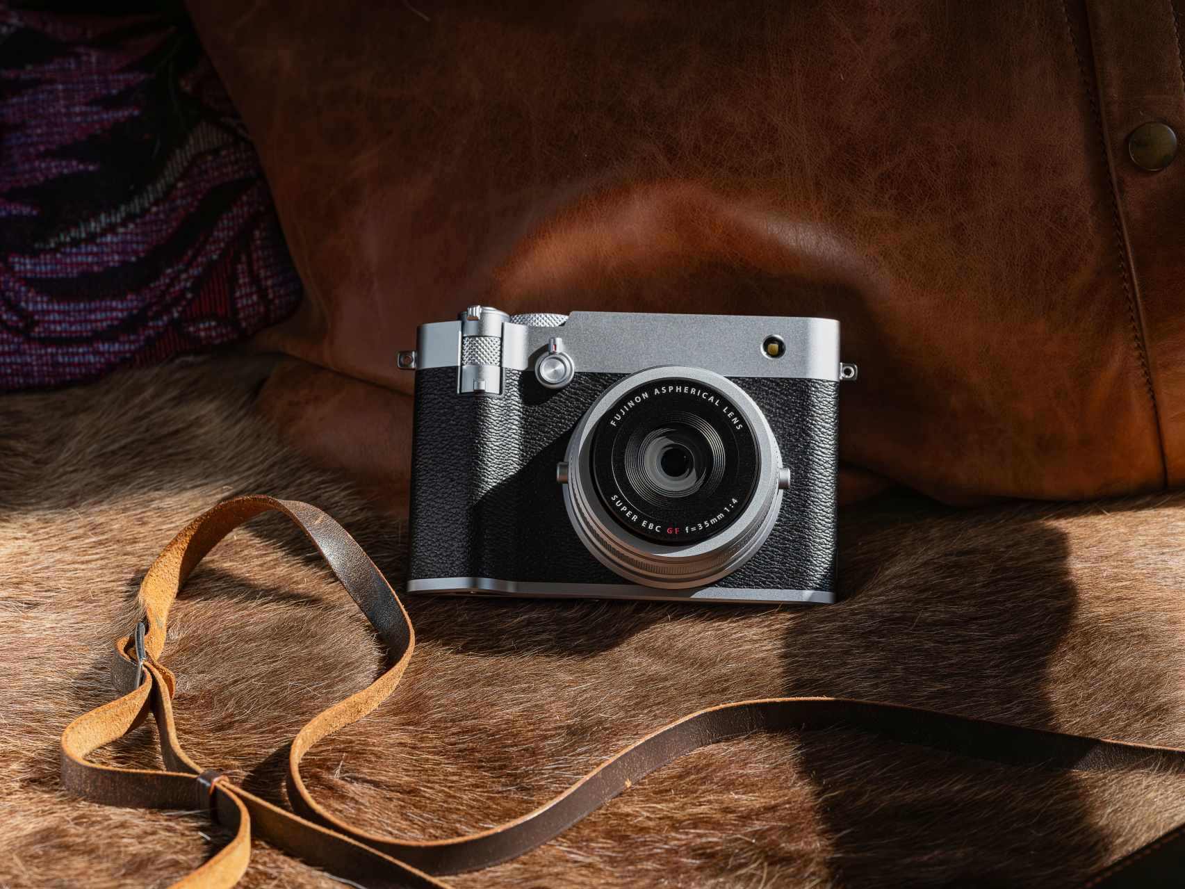 FUJIFILM GFX100RF – Revolučný fotoaparát s veľkoformátovým snímačom a kompaktným dizajnom