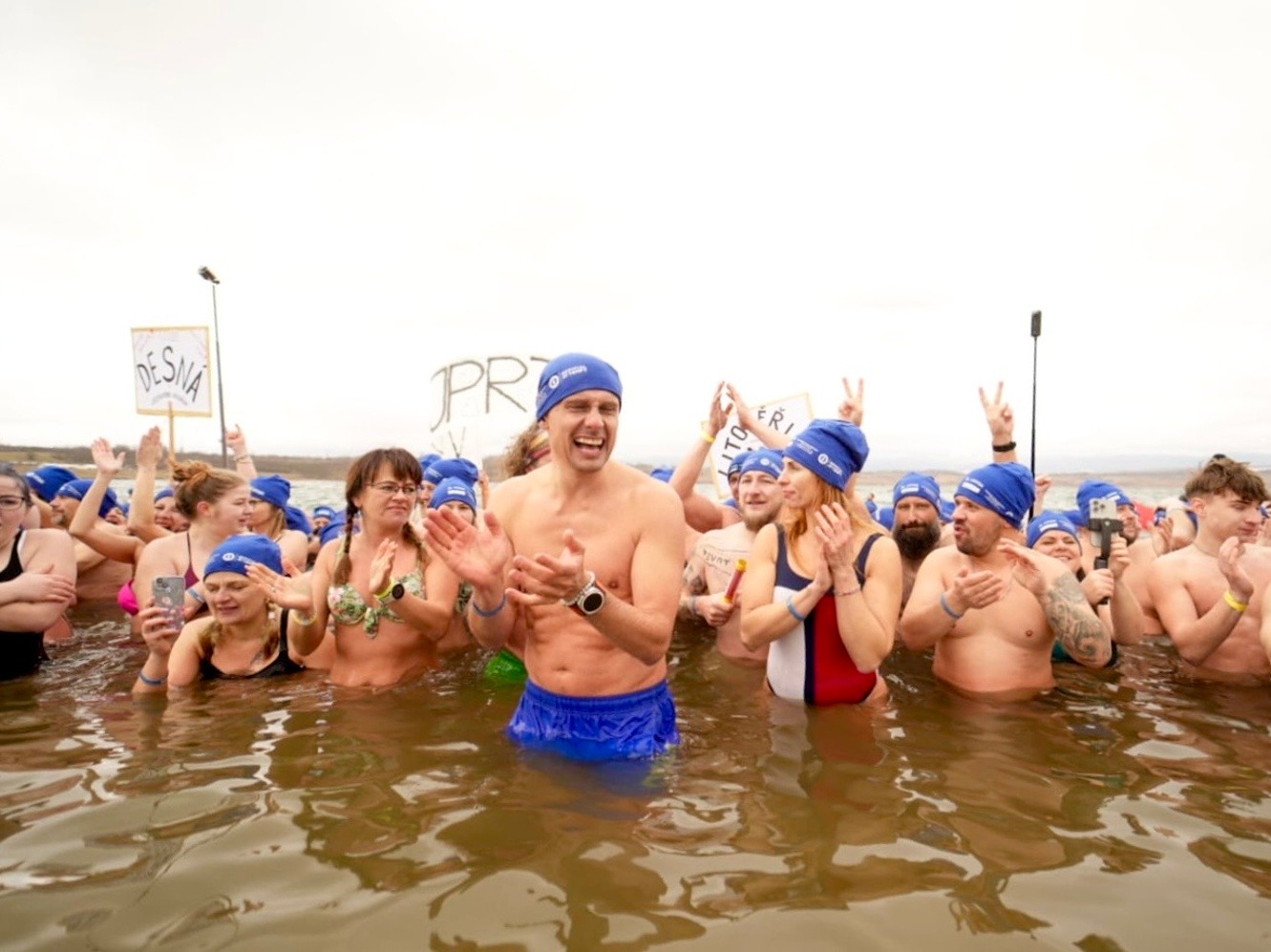 Na Mosteckom jazere padol svetový rekord v otužovaní s podporu UNIQA