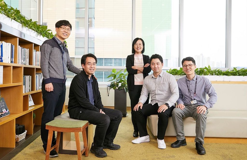 Zľava Kwang-Hee Kim, Dr. Taehyung Kim, Dr. Eunjoo Jang, Sungwoo Kim a Seon-Myeong Choi, Samsung Advanced Institute of Technology