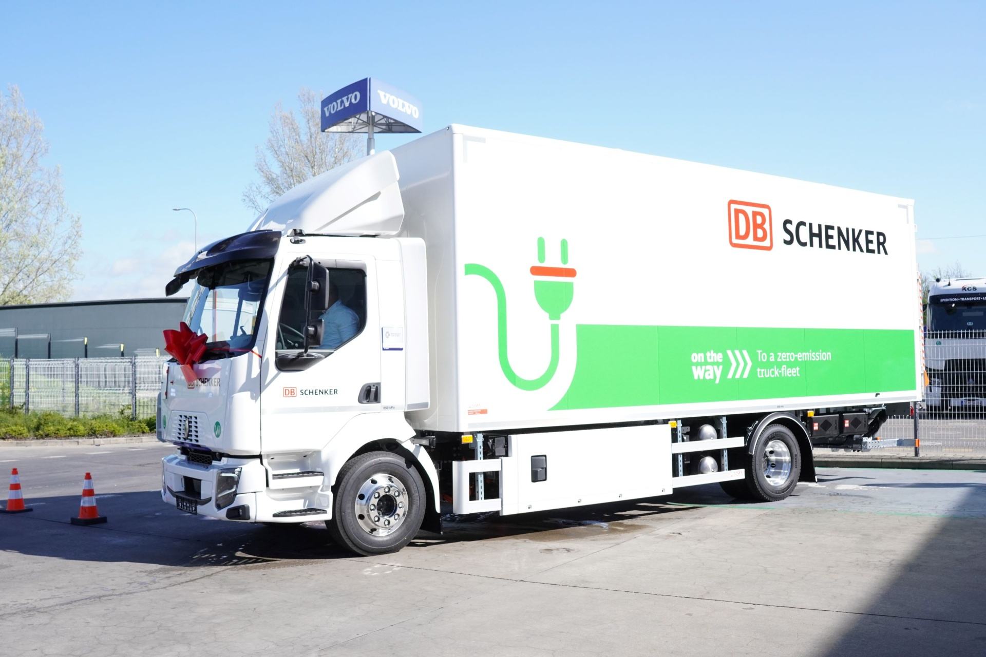 DB Schenker rozšíril flotilu svojich elektrických vozidiel o dva nové modely Renault Trucks D E-TECH