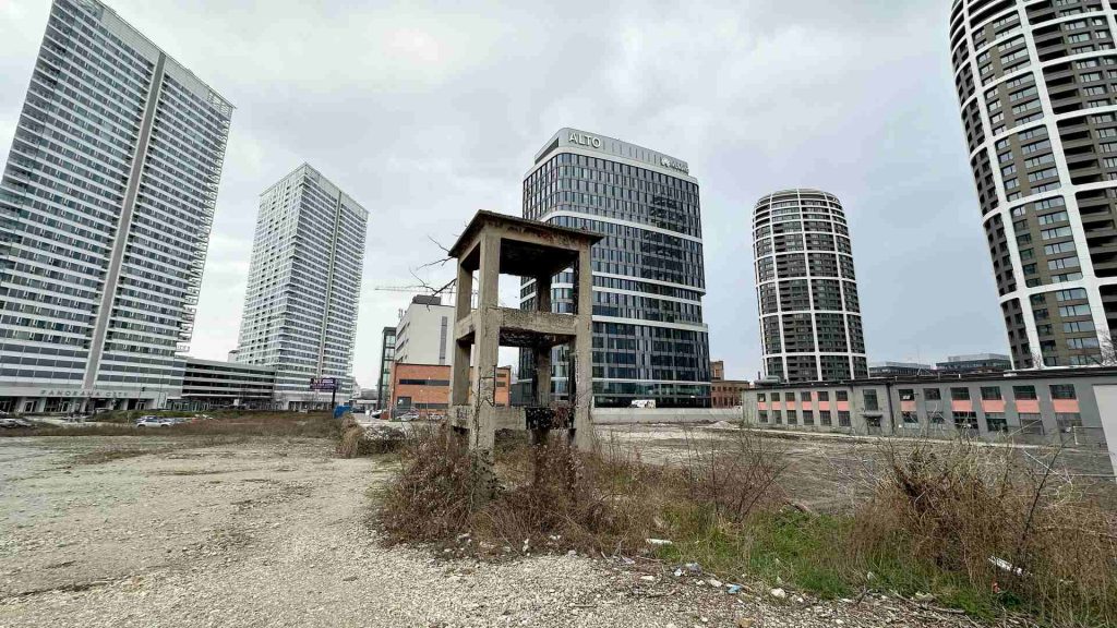 Betónový skelet parovodu z čias Apollo stojí dodnes uprostred bratislavského downtownu.Napravo sa nachádza zámočnícka dielňa, ktorá slúžila ako úkryt počas bombardovania