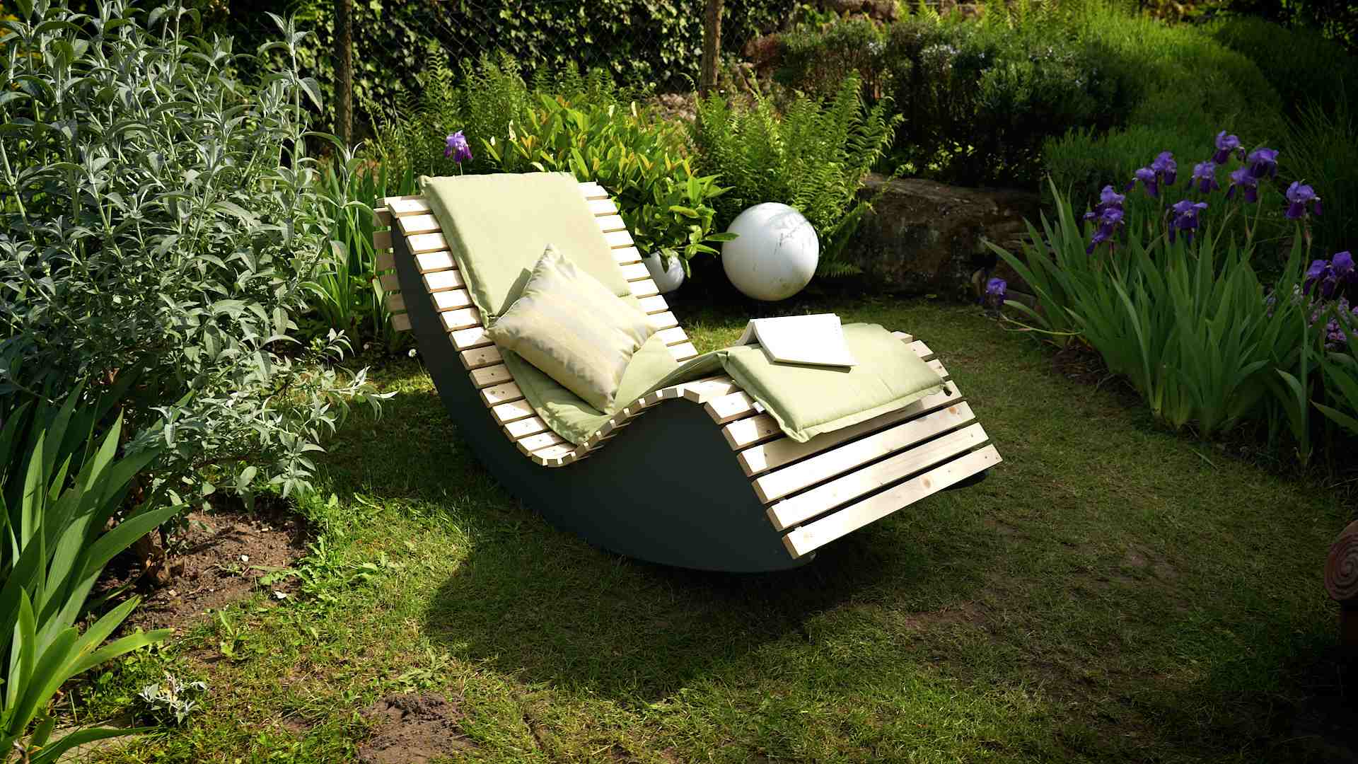 Leto, slnko a vlastnoručne vyrobené ležadlo na záhradu, terasu alebo balkón