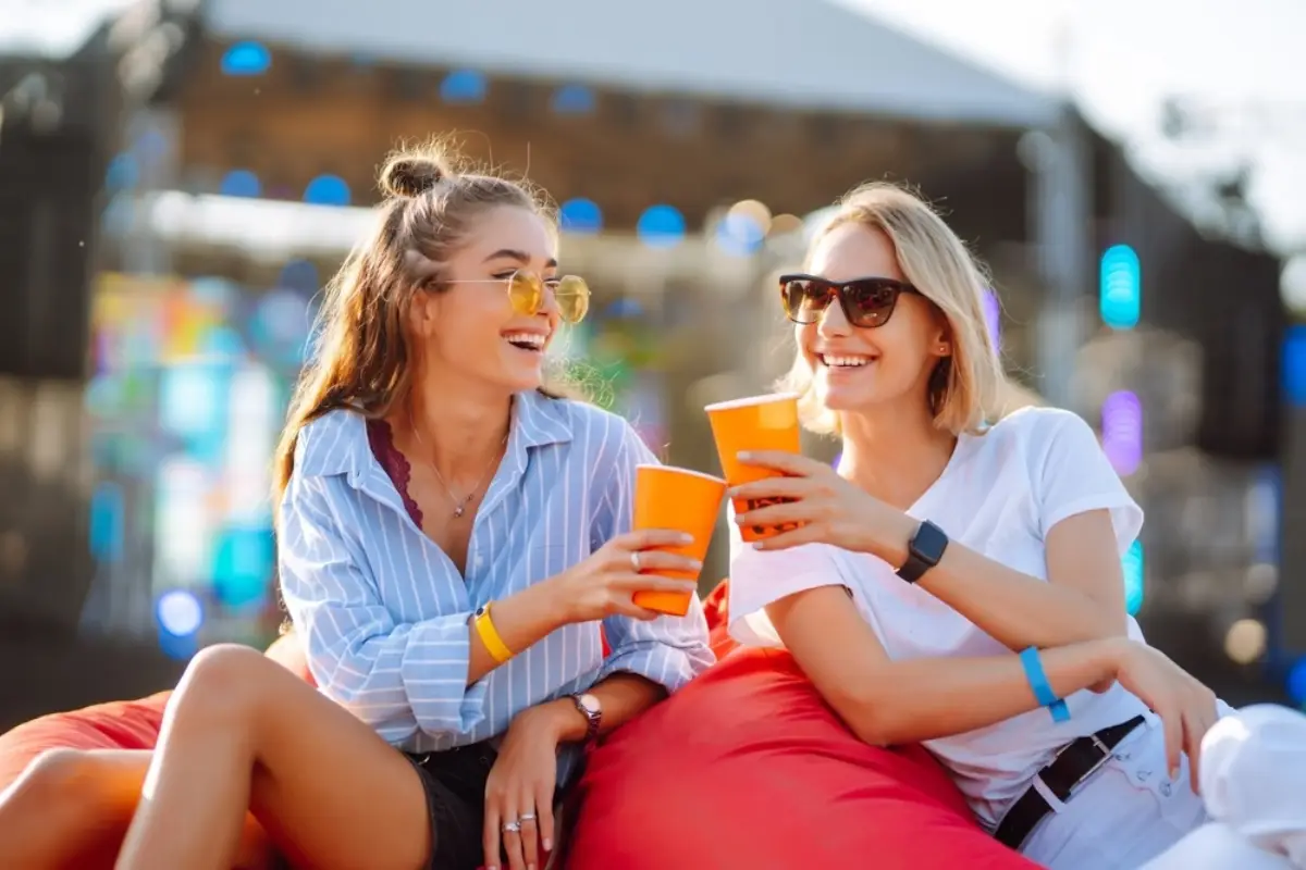 Teambuildingy, festivaly či školské výlety prinášajú riziká. Poistiť sa môžu organizátori aj účastníci