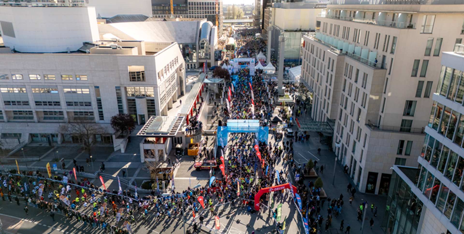 Hlavné mesto ovládli maratónci. Bežali za rešpekt a na podporu nevidiacich
