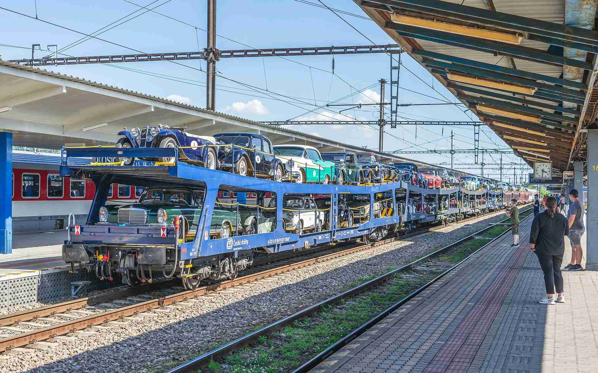 ZSSK prevezie retro autá v rámci rely 500KM SLOVENSKÝCH