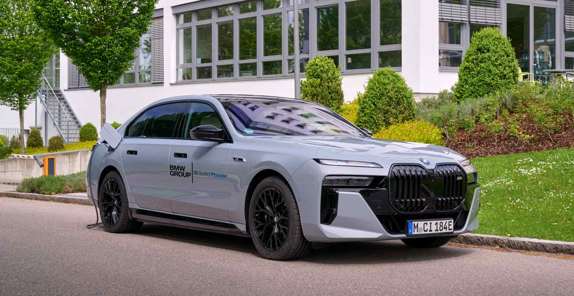 BMW Group a Solid Power testujú polovodičové články batérií v modeli BMW i7