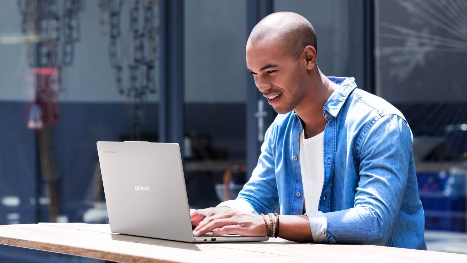 Spoločnosť Lenovo predstavuje novú generáciu hybridnej umelej inteligencie s Lenovo Chromebook Plus (14″, 10)