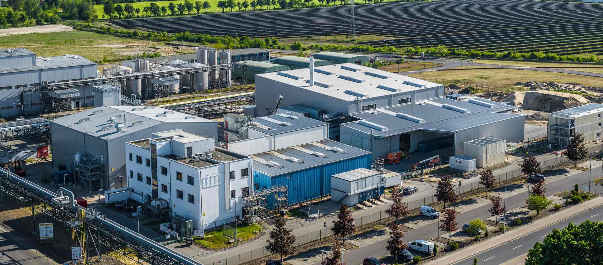 Spoločnosť BASF spustila komerčnú prevádzku závodu na výrobu čiernej hmoty pre recykláciu batérií v nemeckom Schwarzheide