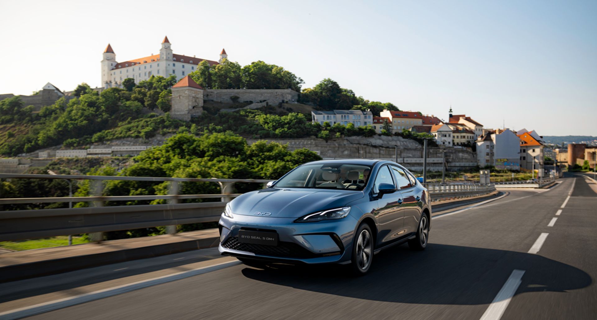 BYD uvádza na slovenský trh sedan SEAL 5 DM-i