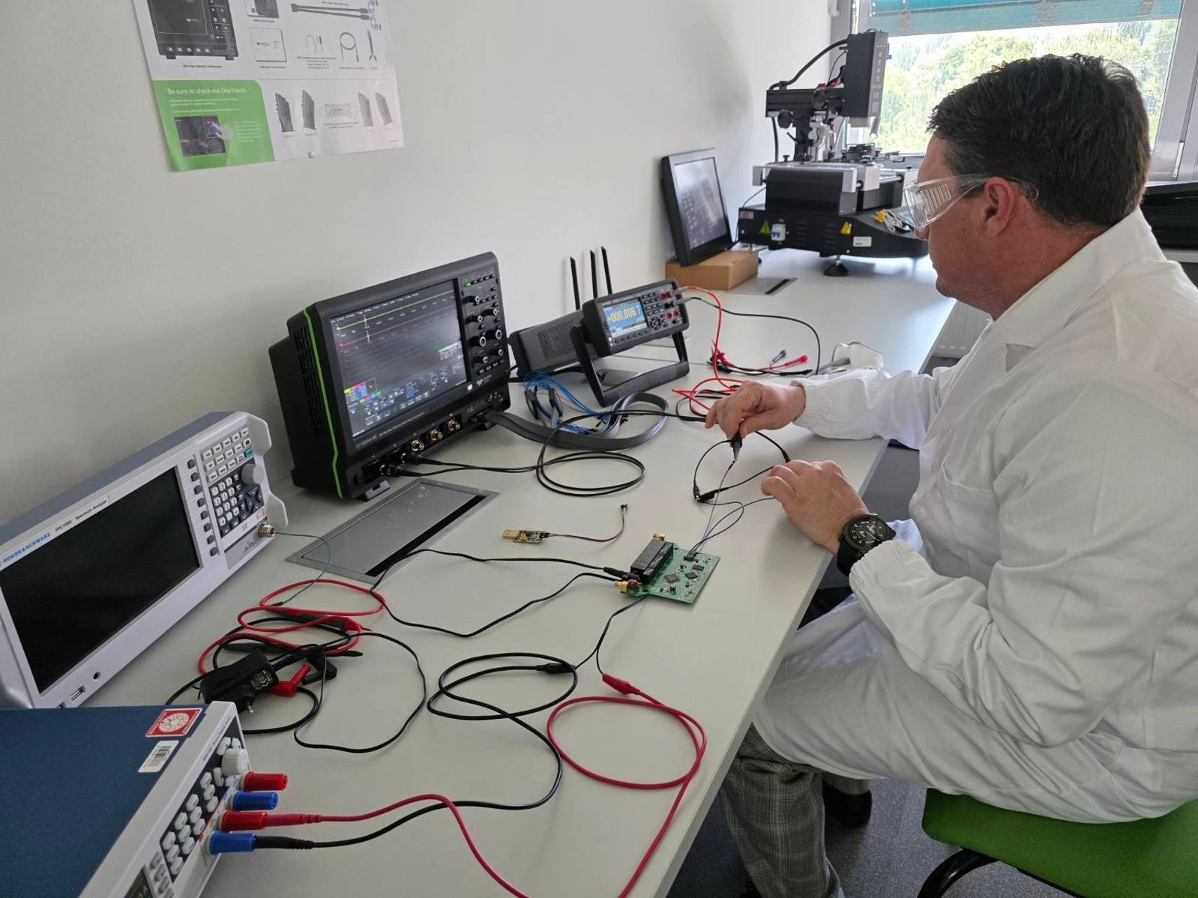 Veľké hrozby ukryté v malých zariadeniach – hardvérovú bezpečnosť a odhaľovanie kybernetických útokov posilní nové laboratórium CSIRT v Košiciach