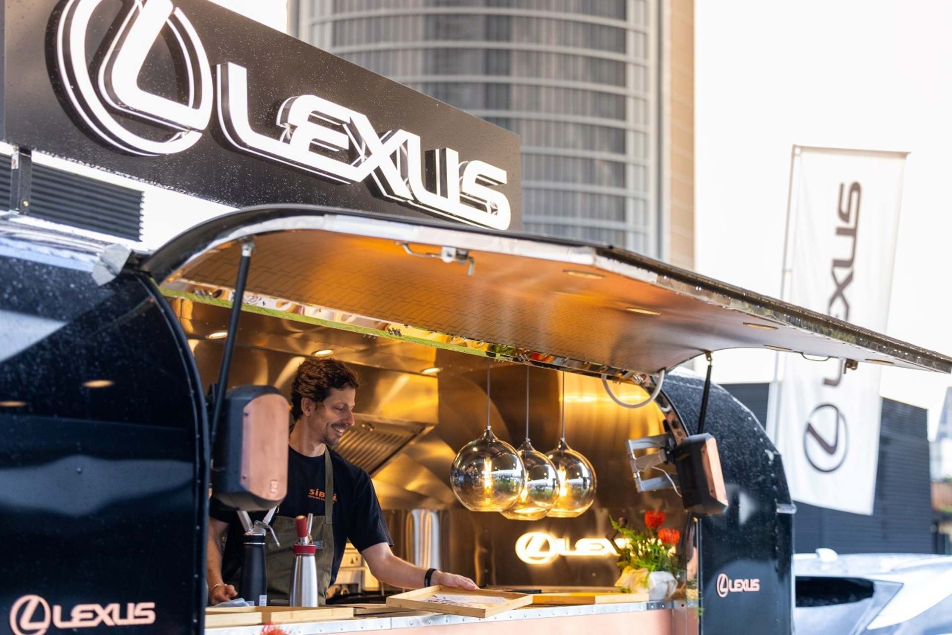 Exkluzívny food truck lexus „omotenashi on-the-go“. Špičkoví kuchári v profesionálnej kuchyni na kolesách