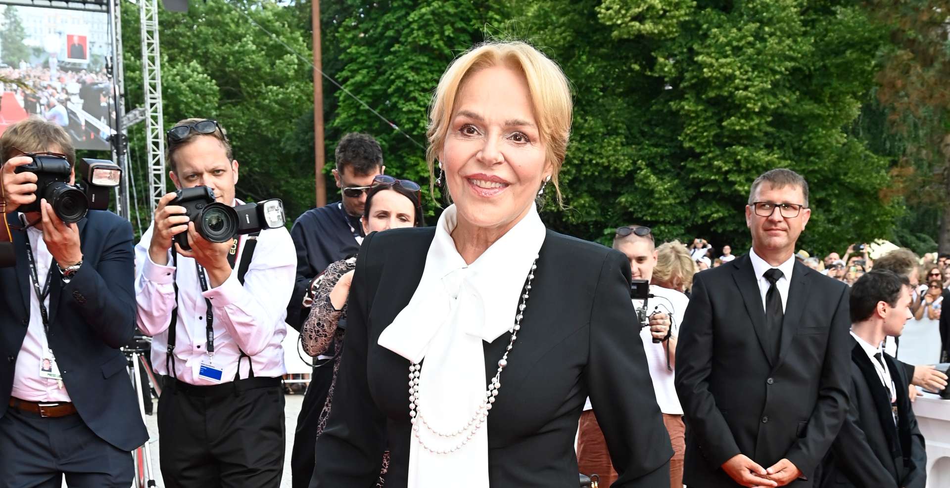 Diamantové šperky žiaria na červenom koberci vo Varoch: ALO diamonds a Halada zdobia osobnosti festivalu