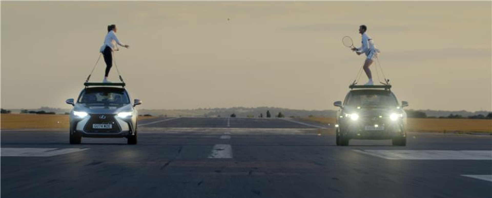 Dva tenisové Guinnessove rekordy dosiahnuté na strechách vozidiel Lexus NX