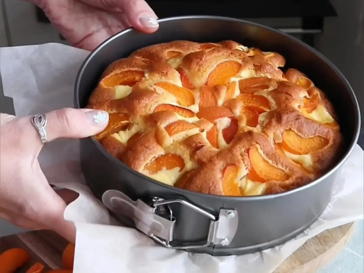 Letné pečenie: Nadýchaný jogurtový koláč s marhuľami