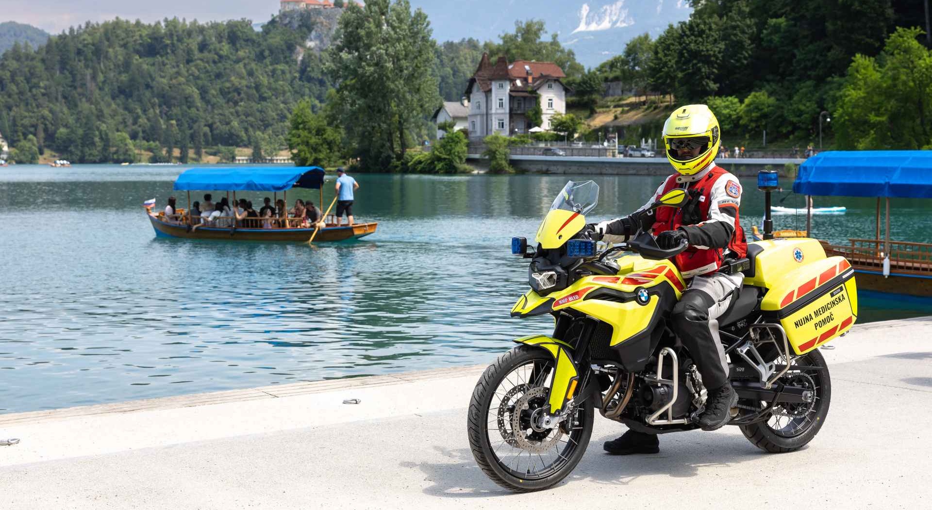 Tip na Trip: Motocyklová sanitka BMW bude zachraňovať životy v turisticky obľúbenej časti aj pre Slovákov – v okolí jazera Bled v Slovinsku
