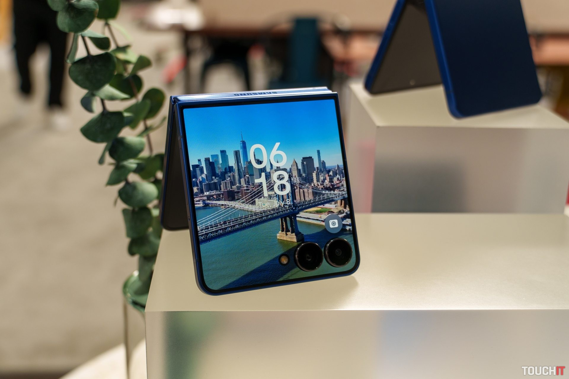 Samsung Galaxy Z Flip7: Vreckový génius s umelou inteligenciou a novým väčším predným displejom
