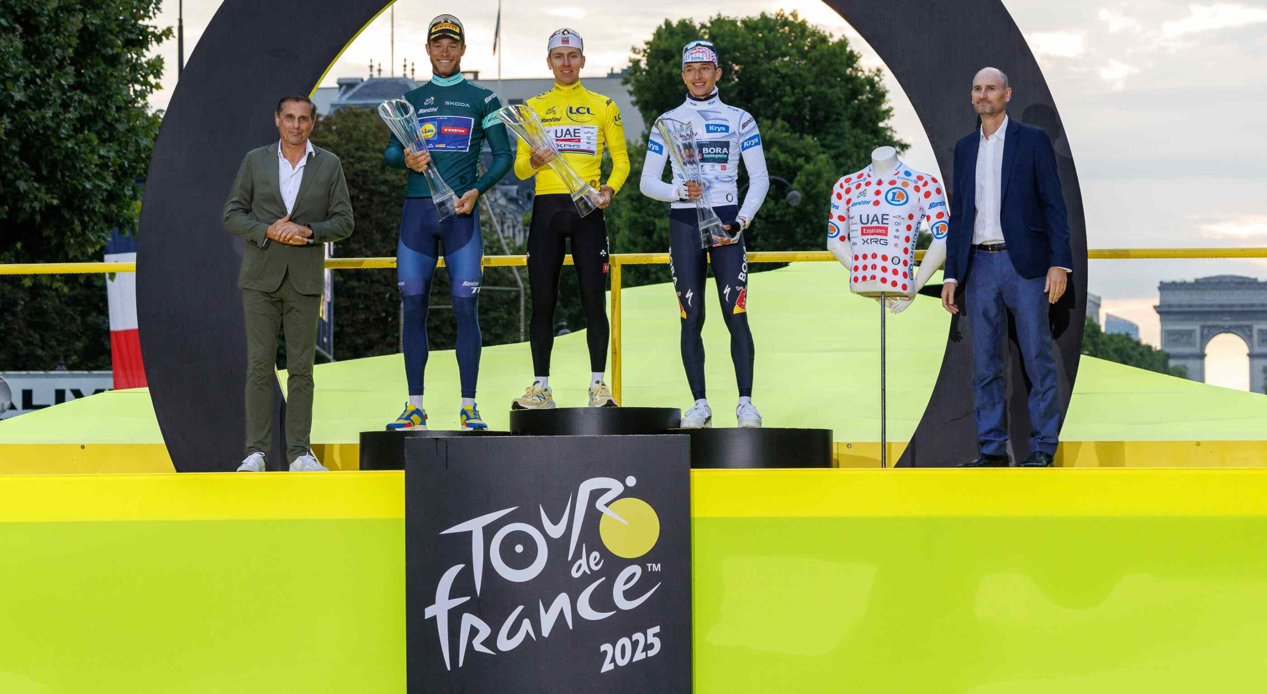 Víťaz 112. ročníka Tour de France Tadej Pogačar prevzal krištáľovú trofej navrhnutú tímom Škoda Design