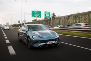 BYD ako prvá automobilka na svete preberá zodpovednosť za inteligentné riadenie. Nový systém kryje škody aj pri jazde v meste