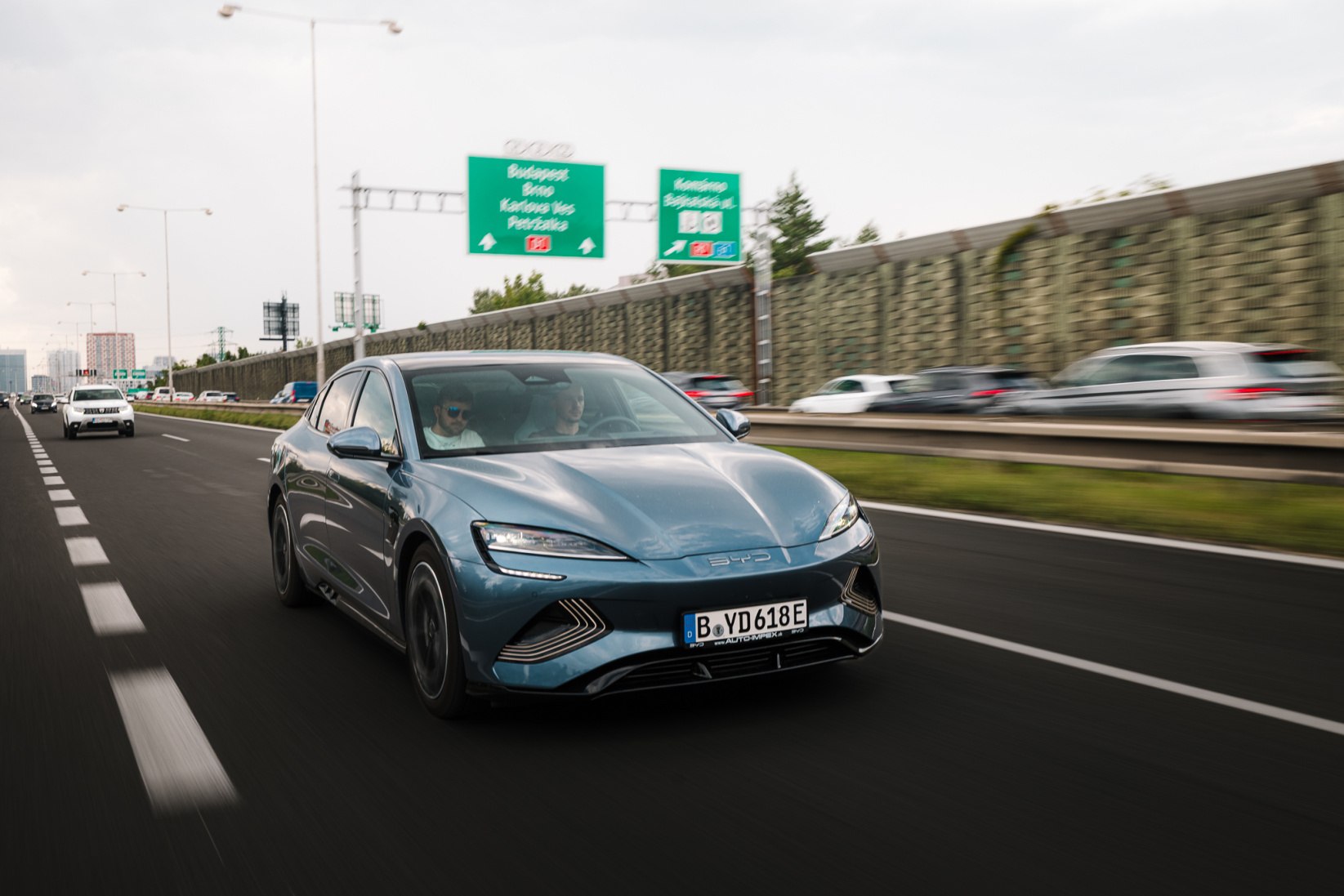 Záujem o elektromobily výrazne rastie, medziročne ich počet na cestách stúpol o polovicu, karty už mieša aj automobilka z Číny 