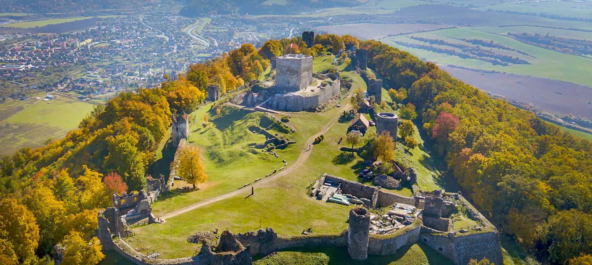 SLOVAKIA TRAVEL: Zaži rozprávkové leto na slovenských hradoch