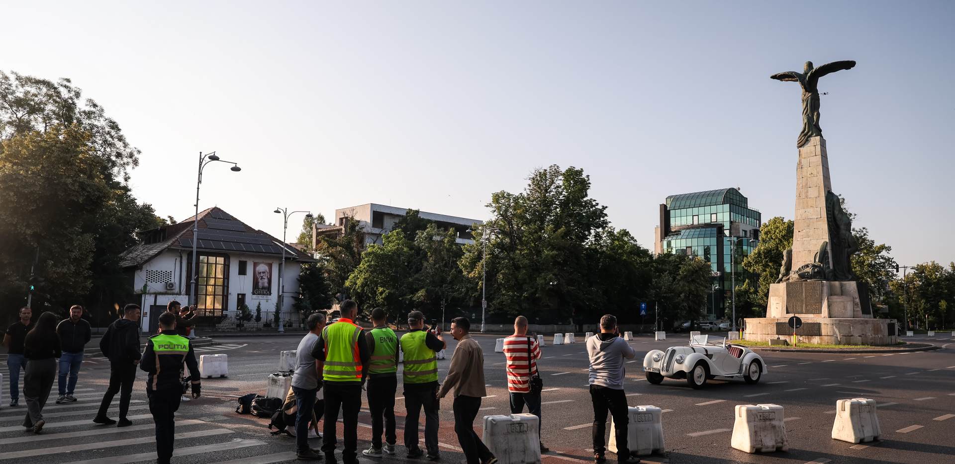 BMW 328 pri Pamätníku hrdinom letectva