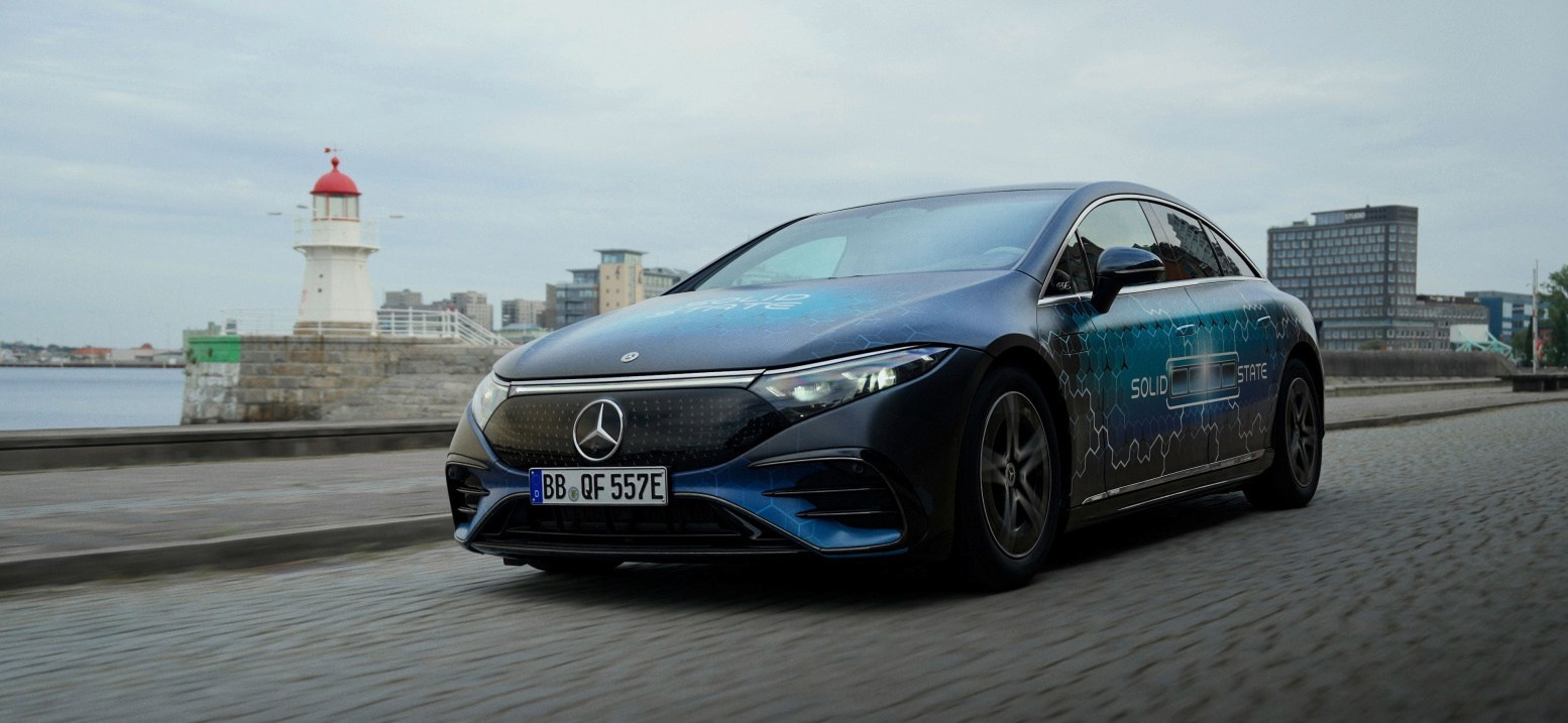 Úspešne absolvovaný test na dlhé vzdialenosti: EQS vybavená akumulátorom s pevným elektrolytom prešla na jedno nabitie vzdialenosť 1205 km