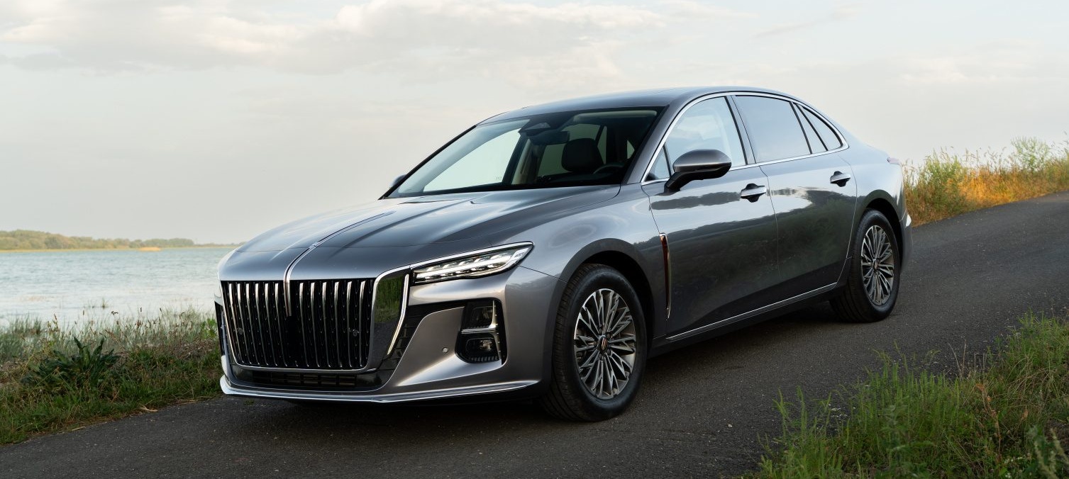 Prémiový sedan Hongqi H5 môže byť ešte luxusnejší. Na Slovensko teraz prichádza aj s vyššou výbavou DELUXE