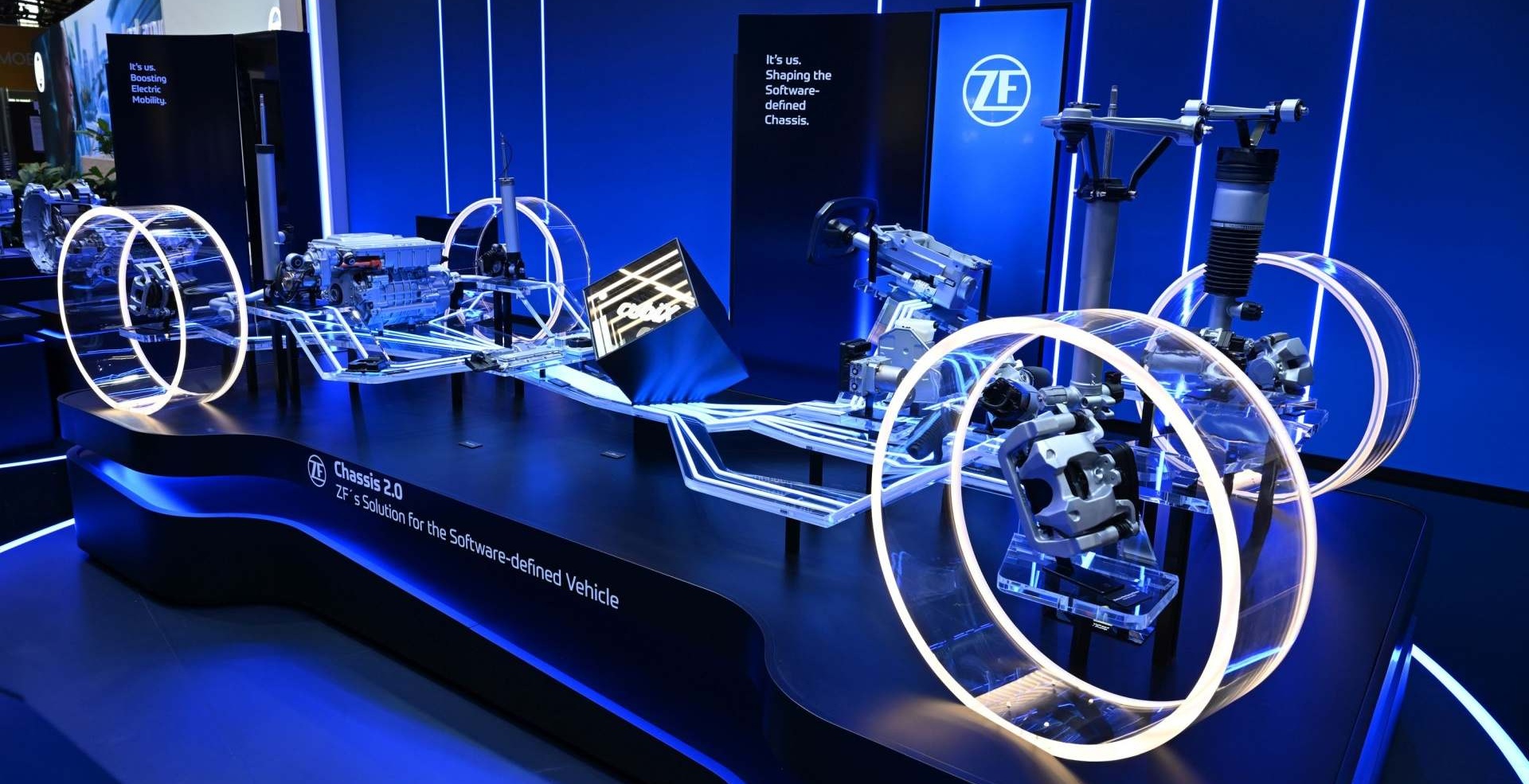 ZF predstavuje technológie pre softvérovo definované podvozky a e-mobilitu