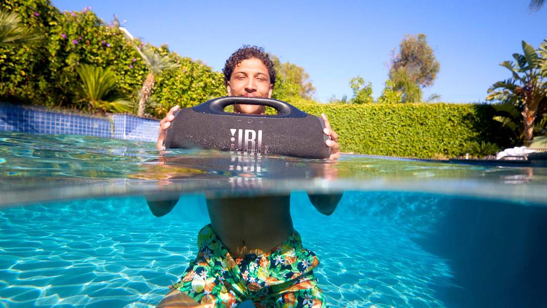 JBL Boombox 4: masívnejší výkon a silnejšie basy, teraz v ľahšej konštrukcii