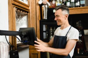 Menej administratívy, viac času na hostí. Tri signály, že gastroprevádzka potrebuje digitalizáciu